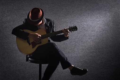 Ezio chanteur guitariste pianiste en concert privé
